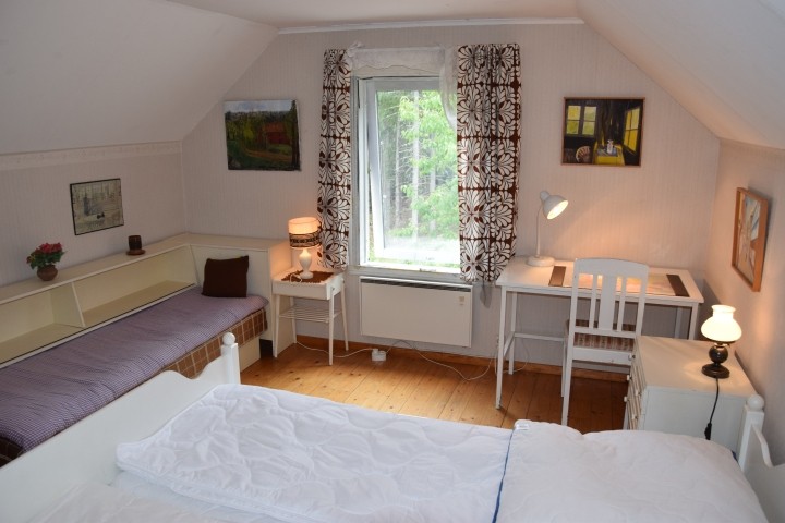 großes Schlafzimmer oben mit Doppelbett und Einzelbett