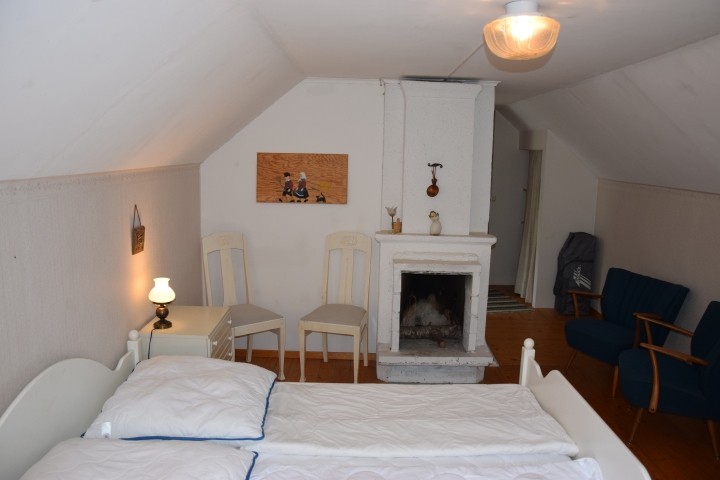 großes Kamin-Schlafzimmer oben mit Doppelbett und Einzelbett