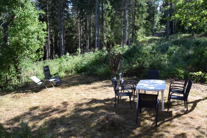 Große Garten-Terrasse mit Liegen, Grill und Gatenmöbeln