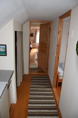 oberer Flur, rechts zum kleinen 2-Bett-Zi., geradeaus zum großen Kamin-Schlafzimmer 