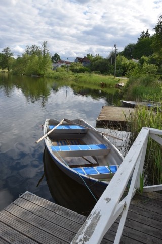 Hochwertiges modernes Ruderboot an mehrere km großen Privatsee inklusive, Motor ist mietbar 