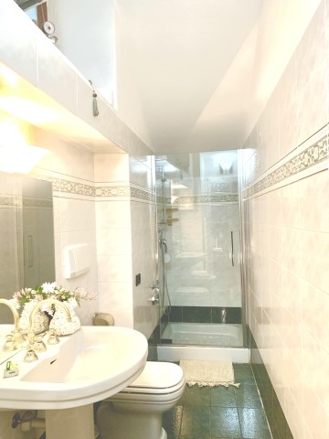 Klassisches Badezimmer mit Dusche und Bidet