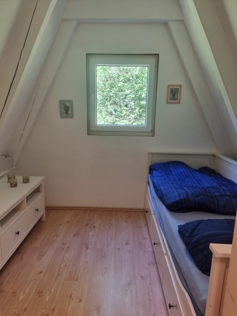2. Schlafzimmer mit Hemnes Tagesbett  (ausziehbar auf 160cm)