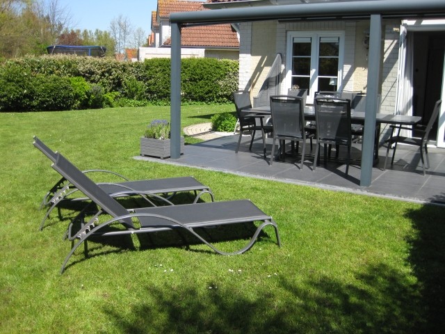 Der ganz eingezäunte Garten hat die Sonne bis zum frühen Abend