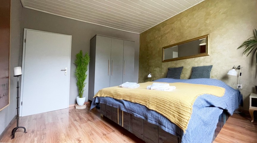 Schlafzimmer mit Doppelbett