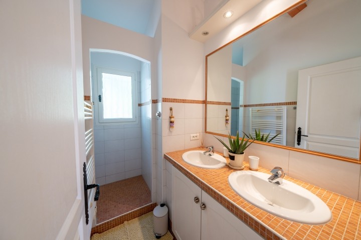 Badezimmer zu den beiden unteren Schlafzimmern