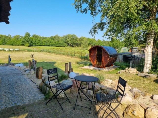 Blick auf die Fass-Sauna im Garten