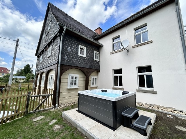 Blick aufs Haus mit Whirlpool