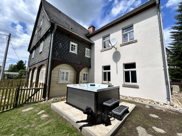Blick aufs Haus mit Whirlpool