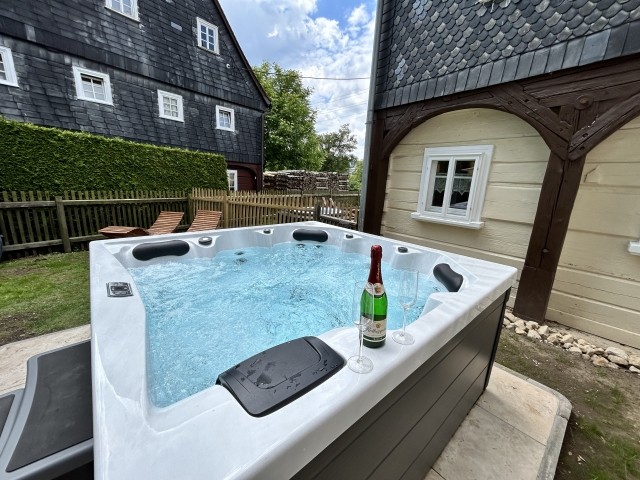 Whirlpool für bis zu 6 Personen (ganzjährig)
