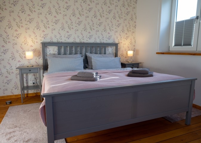 Das Doppelbett im Schlafzimmer