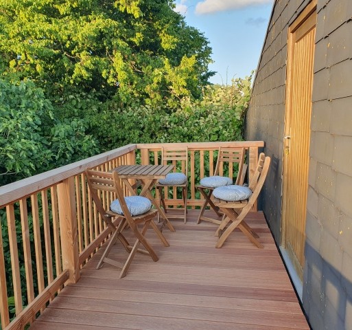 Kleiner Balkon mit Eingangstür