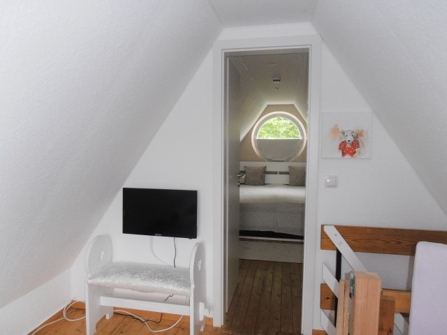 Kinderzimmer Fernseher und Treppe mit Absperrgitter