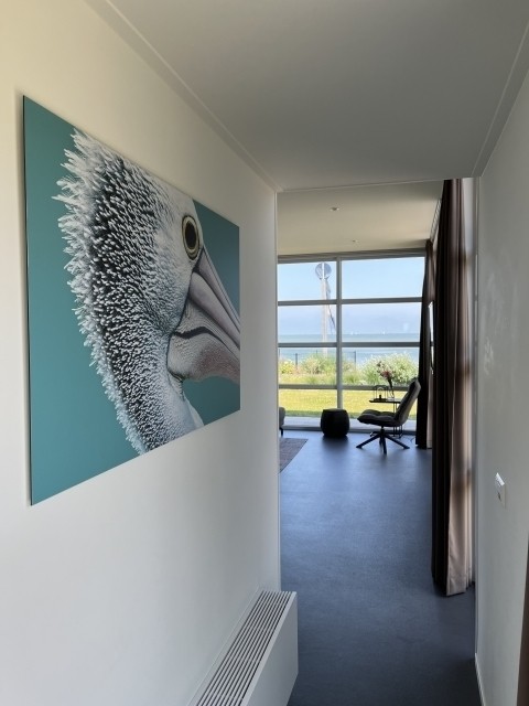 Eingang ins Chalet und Flur mit stilvollen Bildern