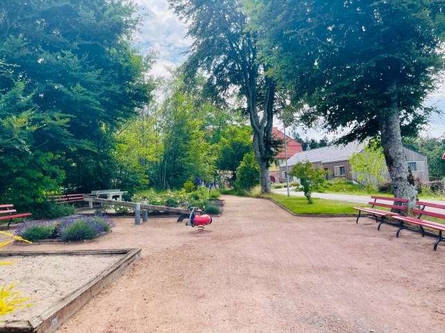 Der Spielplatz mit Tischtennis gegenüber der Ferienwohnung 