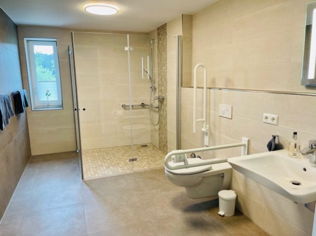 Das große und rollstuhlgerechte Badezimmer