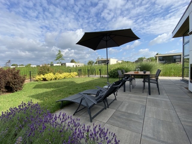 großes Grundstück mit Terrasse und Garten