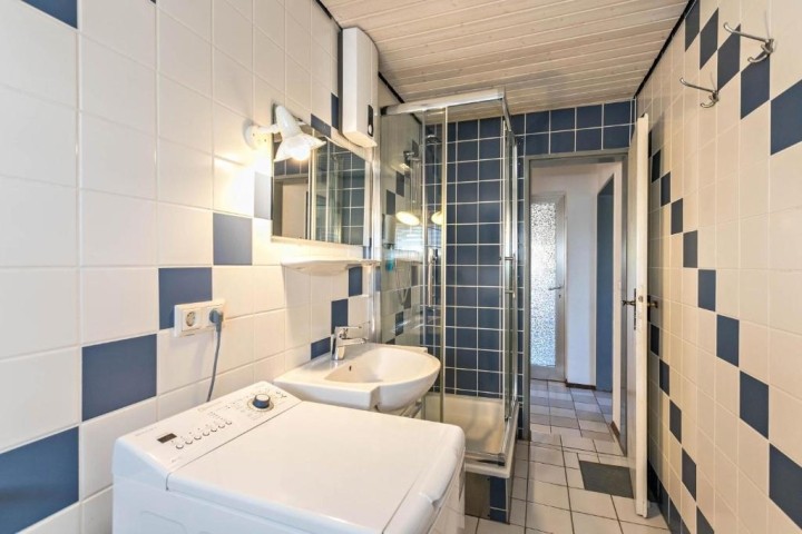 Bad, mit Dusche und Waschmaschine