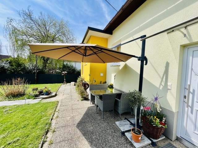 Gartenmöbel mit Sonnenschirm auf der Terrasse 