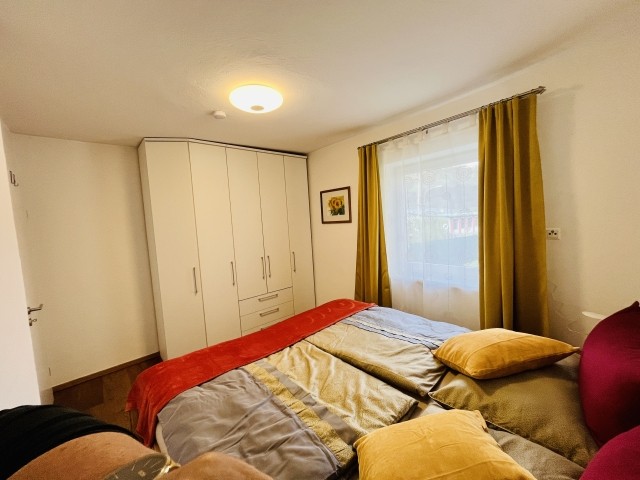 Schlafzimmer mit großem Wandschrank, Verdunkelungsvorhängen, Gelsennetz