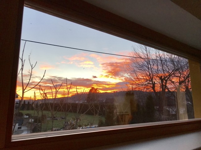 Sicht aus dem Wohnzimmerfenster bei Sonnenuntergang