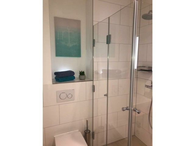 Das Bad mit ebenerdiger großer Regendusche.
