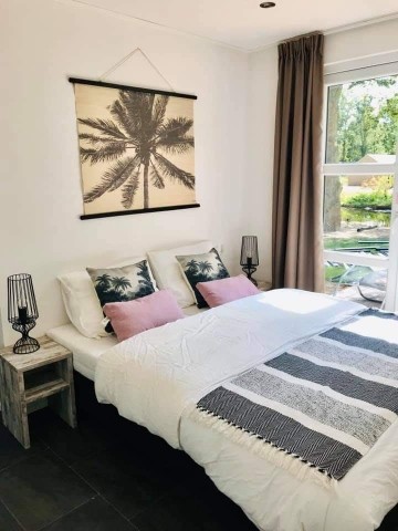 Schlafzimmer mit Doppelbett mit Blick in den Garten