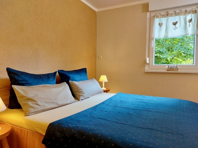 Schlafzimmer mit Blick ins Grüne