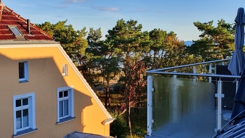 Ausblick auf Dünen und Ostsee aus dem Dachflächenfenster über dem Bett im westlichen Schlafzimmer