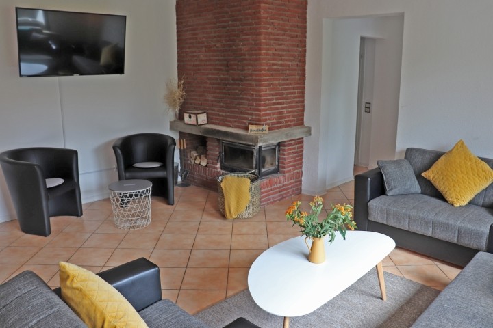 Wohnzimmer mit Kamin