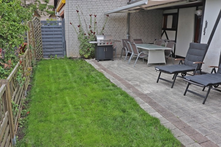eigene eingezäunte Terrasse mit Garten (Rasen seit 2023)
