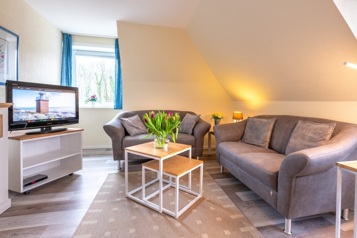 Wohnzimmer mit gemütlicher Couch