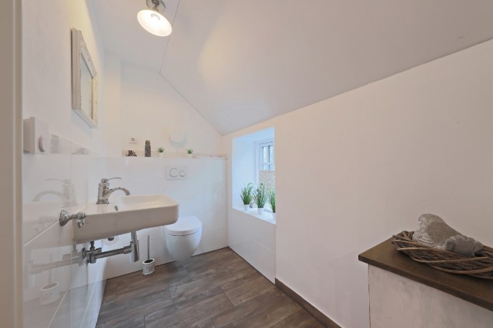 separates WC mit Tür 