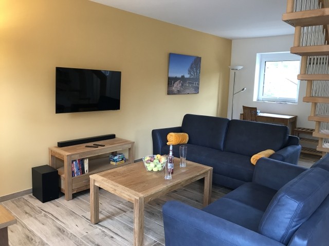 Wohnzimmer mit Smart-TV und Soundanlage