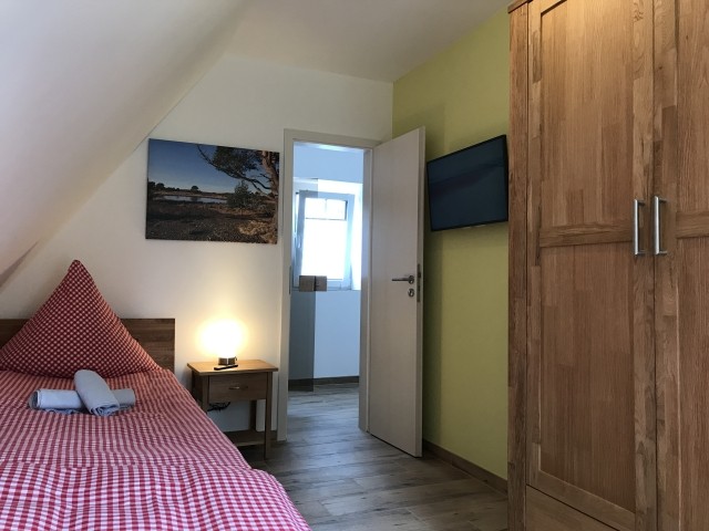 Schlafzimmer mit 2 Einzelbetten und Smart-TV
