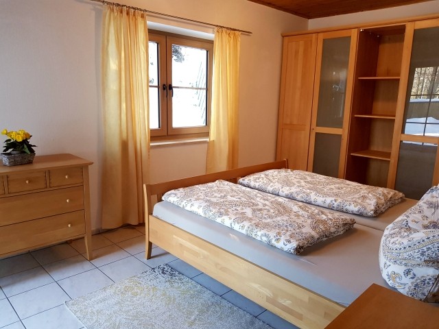Schlafzimmer mit Zugang zur Terrasse