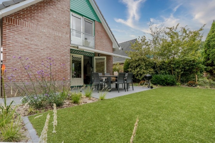 Die neue Terrasse mit Gartengruppe, Markise und Grill