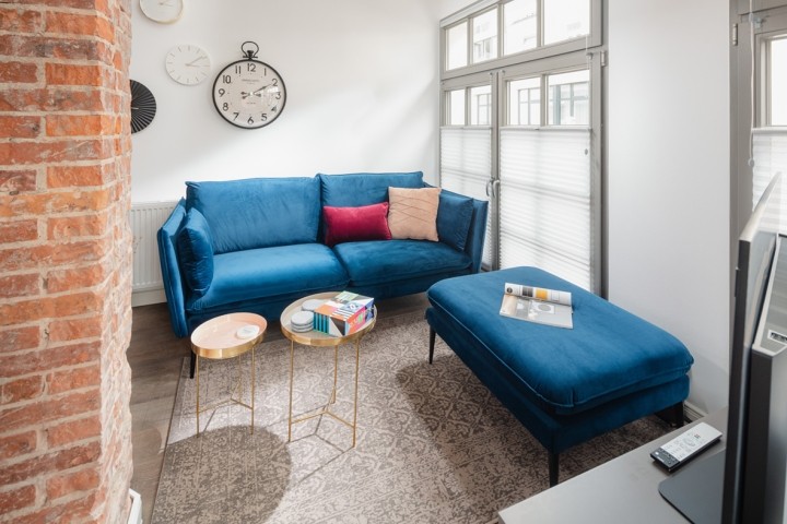 Wohnecke mit gemütlicher Couch mit Fußschemel
