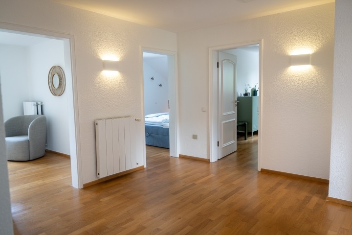 Vom Flur gelangt man im 1. OG in alle Schlafzimmer und das 2. Bad