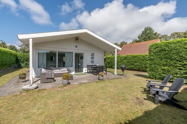 Der sonnige Garten mit überdachter Terrasse