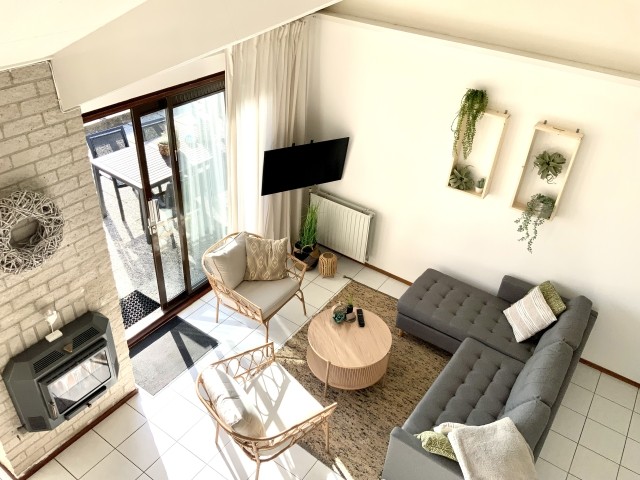 Wohnzimmer mit Blick auf die Blumenfelder