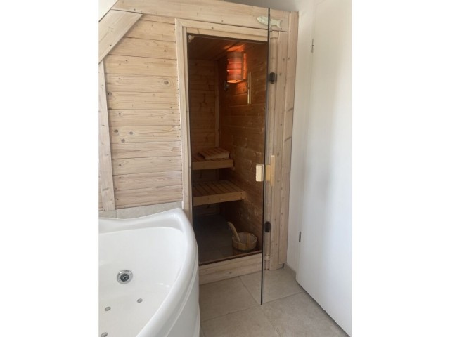 Sauna und Whirlpool