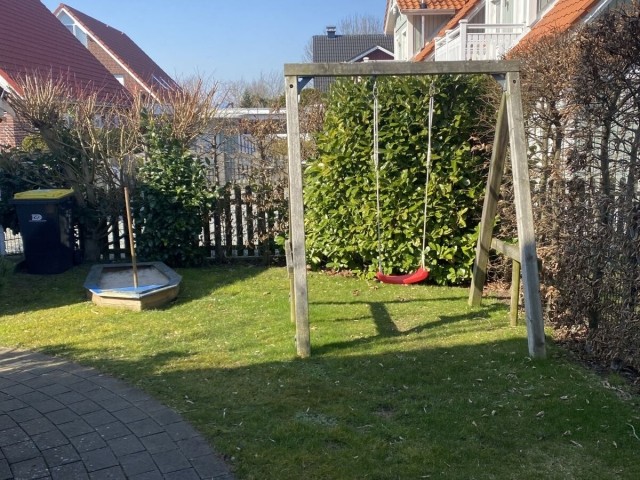Schaukel und Sandkasten