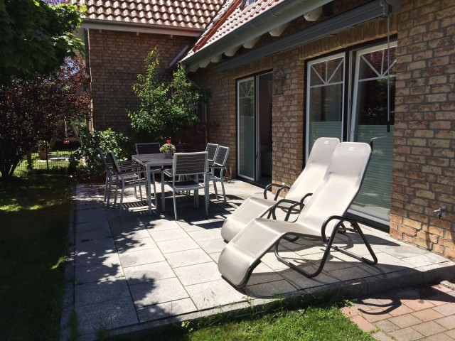 Terrasse mit Liegestühlen