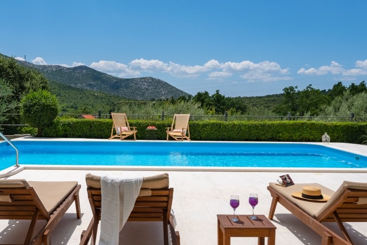 Villa Beybe mit 50 Quadratmeter großem Pool, Whirlpool, Billardtisch, Spielplatz und Minigolf