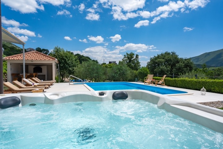 Privater Swimmingpool 50qm mit vollautomatischem Salzelektrolysesystem und Whirlpool (Whirlpool) mit absoluter Privatsphäre