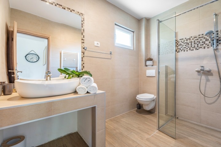 Familienbadezimmer mit Dusche