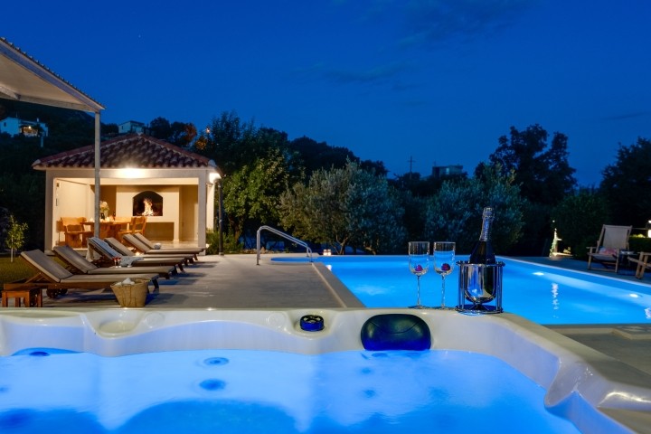 Villa Beybe bietet Platz für bis zu 8 Personen, alles wurde kürzlich hochwertig renoviert und ist wirklich wunderschön dekoriert