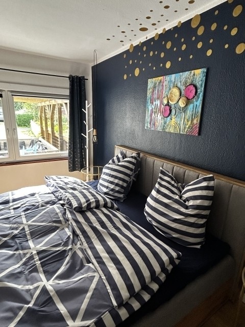 Schlafzimmer im Erdgeschoss mit 2 x 2 m Boxspringbett