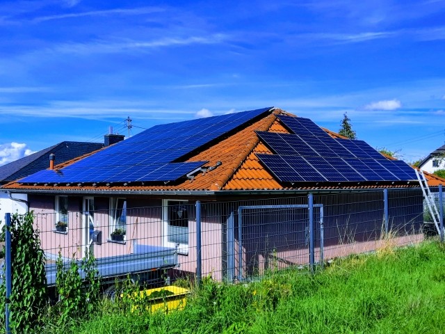 Außenansicht mit PV-Anlage